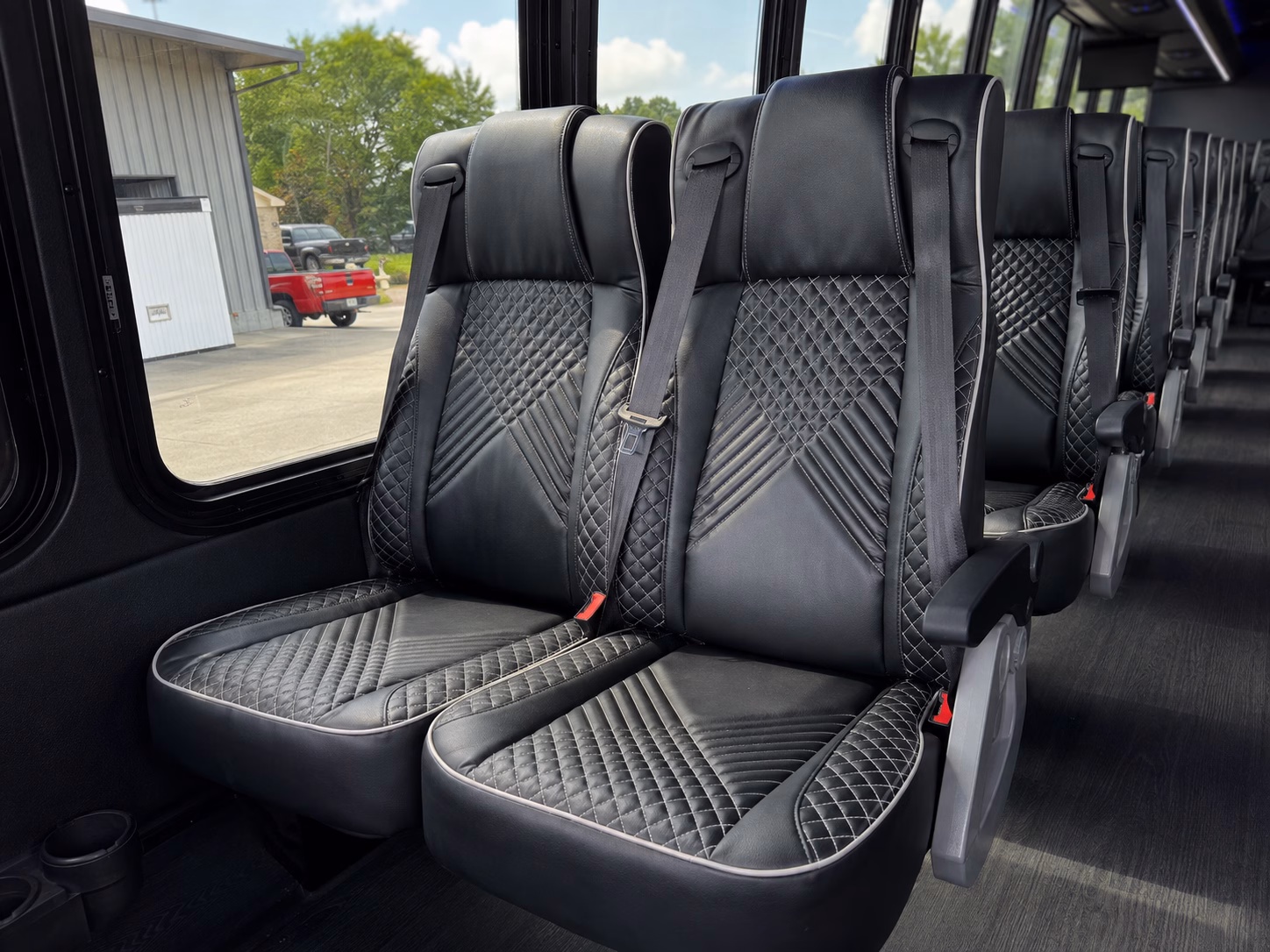 the narrow roads to alamo and diablo venues are no problem with the right bus